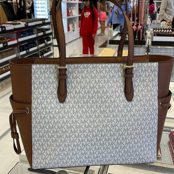 MICHAEL KORS GILLY LARGE DRAWSTRING TRAVEL SHOULDER TOTE SIGNATURE 
VANILLA 
NWT - Picture 6 of 16